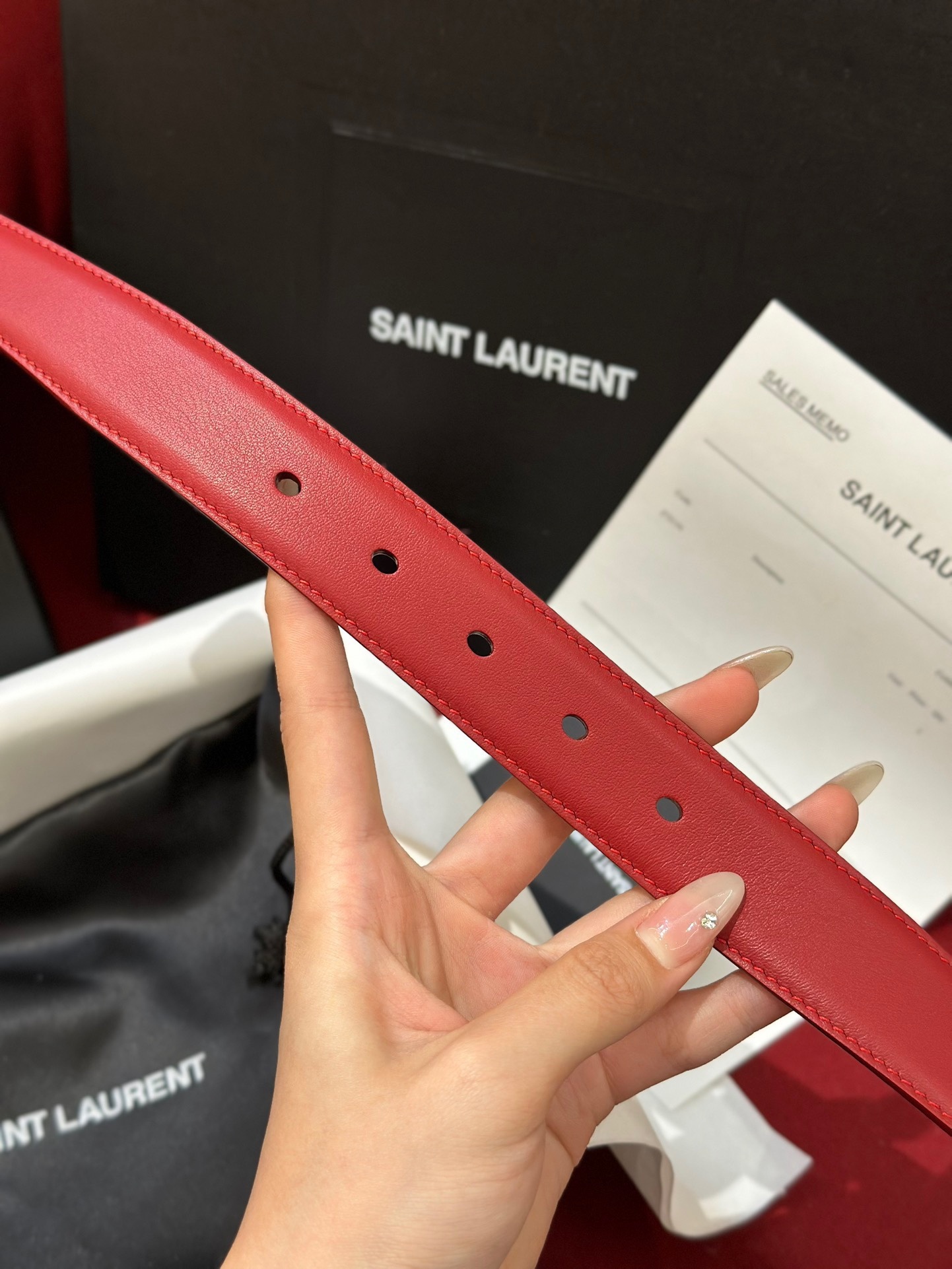 新款聖羅蘭 YSL
這款女款腰帶復古精工金屬扣將復古風與現代時尚相融合，呈現的恰到好處，時尚標配青睞有加，每針每一線都非常精緻，雙面頂級牛皮材質，搭配頂級黃銅針扣寬度3.0