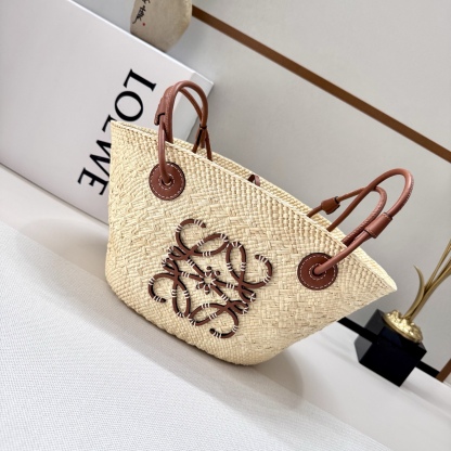 LO℮w℮🆕（高版本）進口原材料 肩帶全部升級
🧺伊拉卡棕櫚纖維和牛皮革 Anagram Basket 手袋*一個傳統的籃子手袋*帶有經典的手工編織包身，管狀牛皮革帶子和頂部提手*以及一塊牛皮革 Anagram 壓紋貼片這個版本採用伊拉卡棕櫚製成，這種棕櫚樹在哥倫比亞種植、收穫並曬乾，然後由公平貿易原則指導的 Corporación Oficio y Arte 組織的女工匠編織。