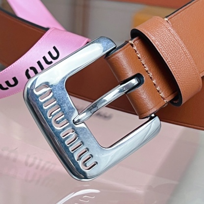 Miumiu焦糖色軟羊皮腰帶 這款軟羊皮腰帶設計簡約而優雅。金屬搭扣飾以Miu Miu徽標，品牌格調一覽無余。徽標裝飾金屬搭扣
寬度: 3cm