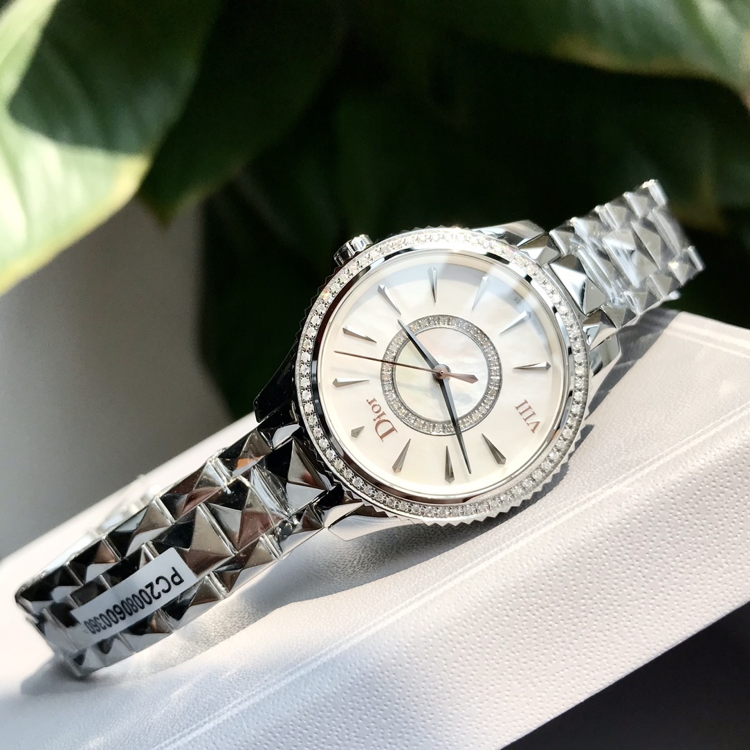 迪奧DIOR VIII系列腕表，承襲了迪奧手錶一貫的精神，將創新融入於華麗時尚的質感。以珠寶設計概念，融入最簡潔的設計，充滿清新氣質與現代氣息、幻化成一隻只永恆的經典。引入了新鮮色彩和全新元素，徬佛一件珍貴的織品，將經典與華麗交錯其中。卓越工藝精緻打磨將精鋼錶帶做鑽石💎切割形狀，舉手之間將光芒服貼於手腕上，猶如一款顯露時間的手煉。表圈鑲嵌Vs1.2天然鑽石67顆，顆顆閃耀，另外字面還鑲嵌了34顆Vs1.0天然真鑽，總數超百顆，史上最奢華，Gtc權威認證，聯網可查，白色珍珠母貝錶盤，鑽石菱點鑲貼時標，