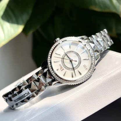 迪奧DIOR VIII系列腕表，承襲了迪奧手錶一貫的精神，將創新融入於華麗時尚的質感。以珠寶設計概念，融入最簡潔的設計，充滿清新氣質與現代氣息、幻化成一隻只永恆的經典。引入了新鮮色彩和全新元素，徬佛一件珍貴的織品，將經典與華麗交錯其中。卓越工藝精緻打磨將精鋼錶帶做鑽石💎切割形狀，舉手之間將光芒服貼於手腕上，猶如一款顯露時間的手煉。表圈鑲嵌Vs1.2天然鑽石67顆，顆顆閃耀，另外字面還鑲嵌了34顆Vs1.0天然真鑽，總數超百顆，史上最奢華，Gtc權威認證，聯網可查，白色珍珠母貝錶盤，鑽石菱點鑲貼時標，