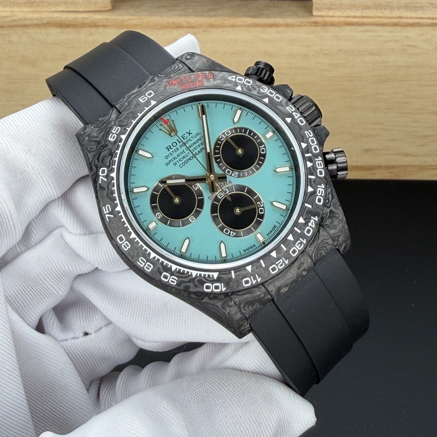 BLAKEN 頂配升級｜彩虹鑽·鉑金眼睛 4代迪通拿
BLAKEN Top Custom • Rainbow Diamond • Platinum Eye
Rolex Daytona 4th Gen 🔥
40mm 全碳纖維高端款｜實拍質感拉滿
Full Carbon Fiber • 40mm High-End Quality
✅ 72H Long Power Reserve
搭載4130一體機芯，72小時長續航，穩定耐用
✅ 魔術貼便攜式錶帶，佩戴方便快捷
Velcro portable strap