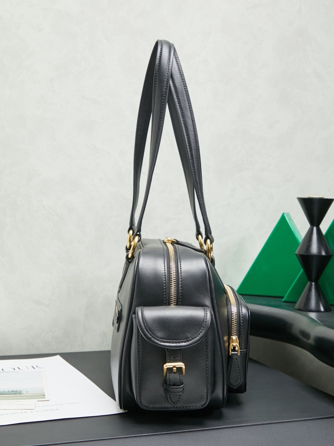 Miu新品特色款式中古机车包，超重工制做，精致柔软做旧擦色小羊皮，呈现百搭复古风格，多口袋元素与精美的五金配件彰显质感与实用性，延续 miu不拘一格，大胆创新，慵懒不鞍却又自然洒脱的风格，个性鲜明，能驾驭各种风格，上班通勤外出旅游都是绝佳选择，容量相当可光
尺寸：32X19 X14 cm