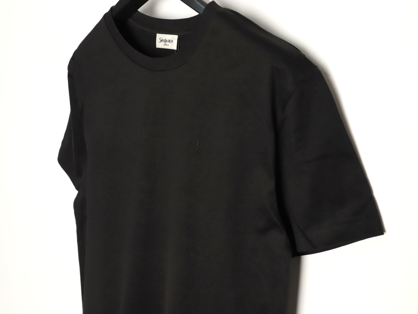🔝SAINT LAURENT聖羅蘭SLP 小標純色徽標短袖T恤
正品購入開發，50支雙股精品賽爾棉170克，1*1拉架羅紋280克，進口刺繡，面料酵洗，定制1：1商標，寬松版型
B Size：S-XL
