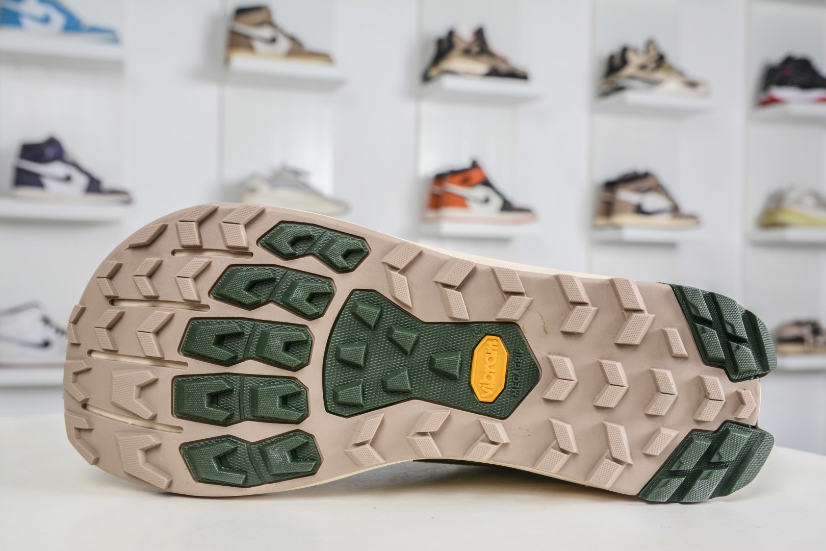 Altra Altra Lone Peak 9 奧創奧林匹斯9代 綠色 舒適百搭防滑耐磨低幫戶外跑步鞋 
貨號：AL0A85RG330
SIZE：39 40 40.5 41 42 42.5 43 44 44.5 45