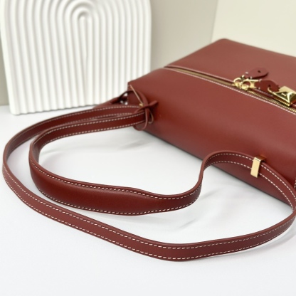 𝓸𝓻𝓸 𝓟𝓲𝓪𝓷𝓪 諾悠翩雅
𝑬𝒙𝒕𝒓𝒂 𝑩𝒂𝒈 𝑳𝟐𝟕 
寬開口加大容量斜挎包，包型設計更立體更有型，包身採用進口原廠小牛皮，手感柔軟而獨特，包包內部結構多了內袋。雙向加長拉鍊開合，配有My Charms金色金屬掛飾（LP特級純鋼五金配件）
size：27*16*10釐米
配全套專櫃禮盒包裝🎁