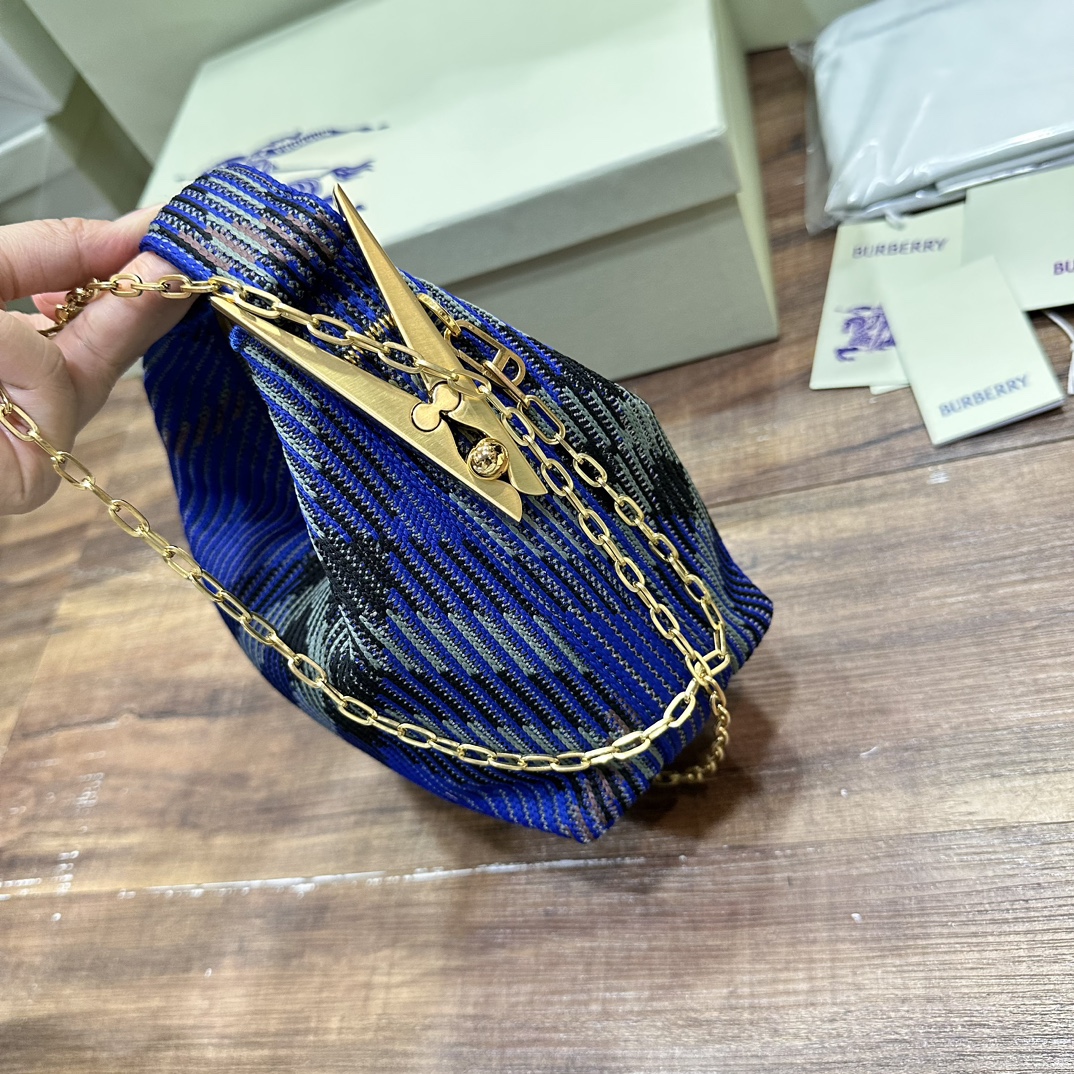 迷你鏈條版Peg手拿包全新mini
新增可拆卸金屬鏈條 實用性更強
尺寸16×10× 26cm.