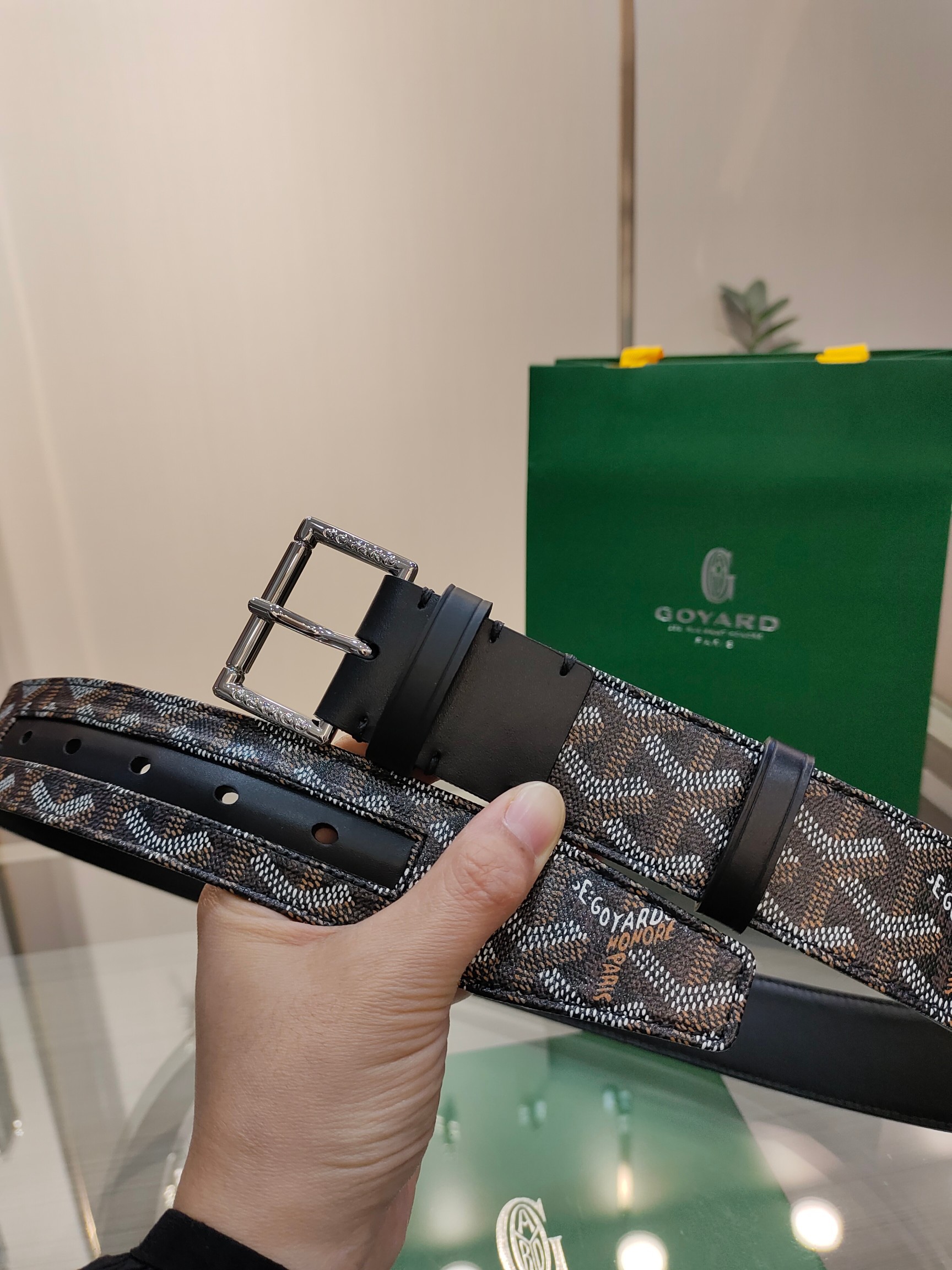 
Goyard(戈雅)腰帶源於法國奢侈品牌，設計風格簡約低調，腰帶身有標誌性帆布搭配進口頭層牛皮，腰帶扣採用簡約精品鋼扣，延續品牌的低調奢華，帶身寬度3.8CM，適用商務休閒日常佩戴。