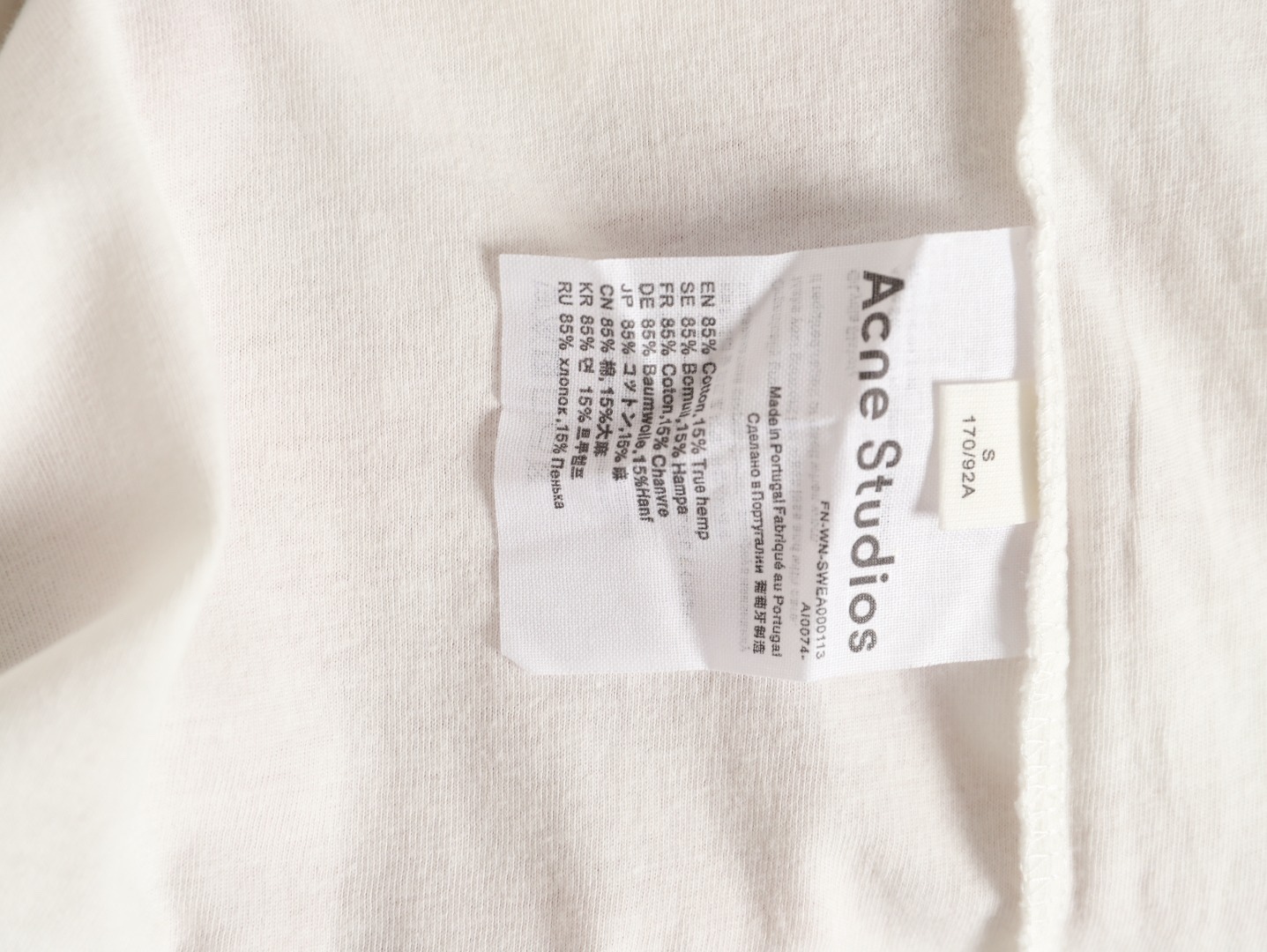 🔝Acne Studios 26SS 1996字母印花短袖T恤
面料是定制定染的32支220g原版雙紗棉，胚布經過高盂環保染色，裁大貨前還要進行高溫環縮水，降低縮水率的同時使得手感更柔軟舒適，印花方面必須五層膠漿，第一遍必須為進口打底漿，填平布料上極為細小的線洞，再由高溫床烤乾再劇頗色，採用油墨因熱平網印花，一共刷五層，每一層間隔為時間為30分鐘，才能保證出來的成品保持原版的質感，全套開發輔料
尺碼：S-XL