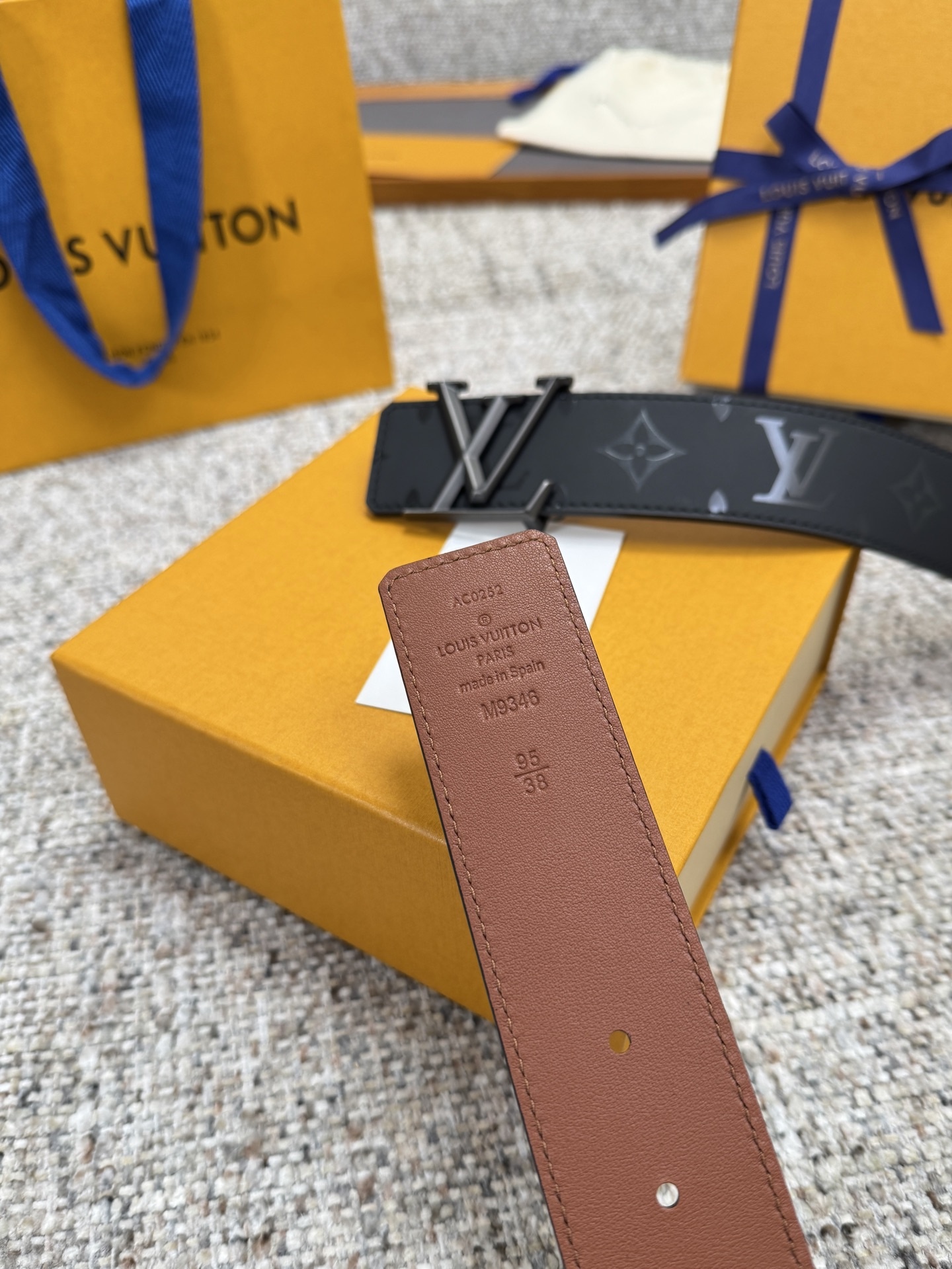
Louis Vuitton LV腰带 丝印系列 原厂五金 精致手工绘边 柔软舒适 宽4.0