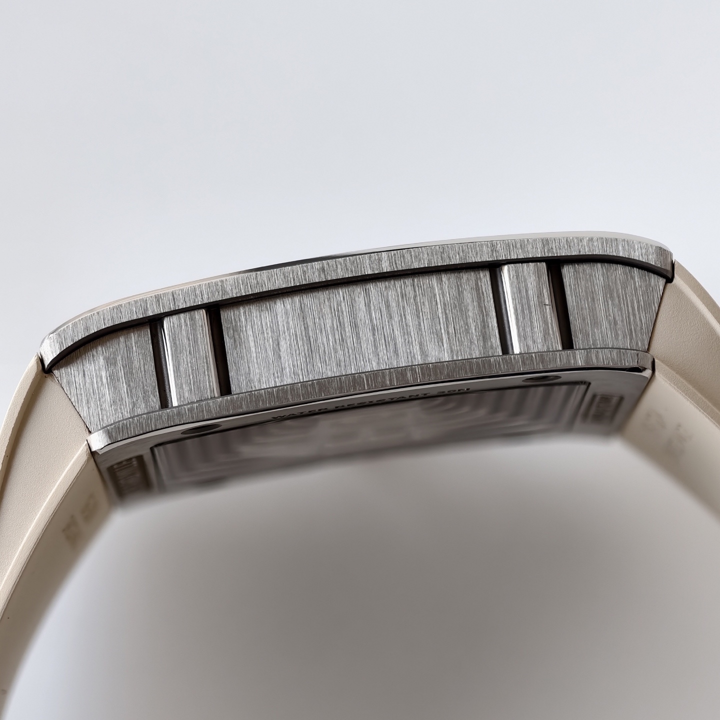 UMI 工作室 ✨
RM016 傲然問世重新定義鏤空美學的機械巔峰 🔥⚙️👑

🛠️表殼：五級鈦金屬精細拉絲表殼，和鈦合金骨架包膠表殼將複雜的鏤空結構極限壓縮在方寸之間。材質輕盈卻硬度驚人。方形表殼貼合手腕，更加適合日常佩戴。
⚙️機芯技術：定製版RM005-S一體機，
1.搭載可變幾何結構單向擺陀，優化上鏈的效率
2.最大限度還原了正品鏤空美學的機械巔峰
🧩錶帶：標配定制級絲絨觸感超輕天然橡膠錶帶，和RM專屬鈦合金表扣。讓您隨時進入“人表合一”的零觸感佩戴境界。
🔍技術要點：最大賣點在於藍寶石