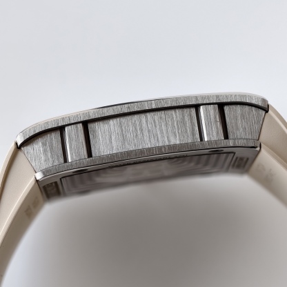 UMI 工作室 ✨
RM016 傲然問世重新定義鏤空美學的機械巔峰 🔥⚙️👑

🛠️表殼：五級鈦金屬精細拉絲表殼，和鈦合金骨架包膠表殼將複雜的鏤空結構極限壓縮在方寸之間。材質輕盈卻硬度驚人。方形表殼貼合手腕，更加適合日常佩戴。
⚙️機芯技術：定製版RM005-S一體機，
1.搭載可變幾何結構單向擺陀，優化上鏈的效率
2.最大限度還原了正品鏤空美學的機械巔峰
🧩錶帶：標配定制級絲絨觸感超輕天然橡膠錶帶，和RM專屬鈦合金表扣。讓您隨時進入“人表合一”的零觸感佩戴境界。
🔍技術要點：最大賣點在於藍寶石