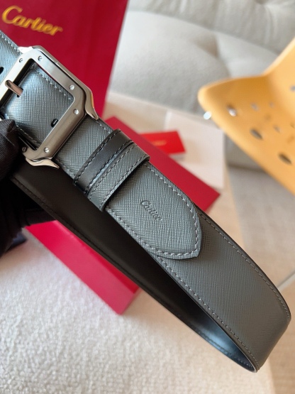 
Cartier（卡地亞）憑借匠心傑作展現與眾不同的美感，融合精湛工藝與經典設計，演繹雋永風格；瀟灑不羈，果敢獨立！此款式易搭配服飾；休閒正裝兩相宜。皮帶寬度：35mm