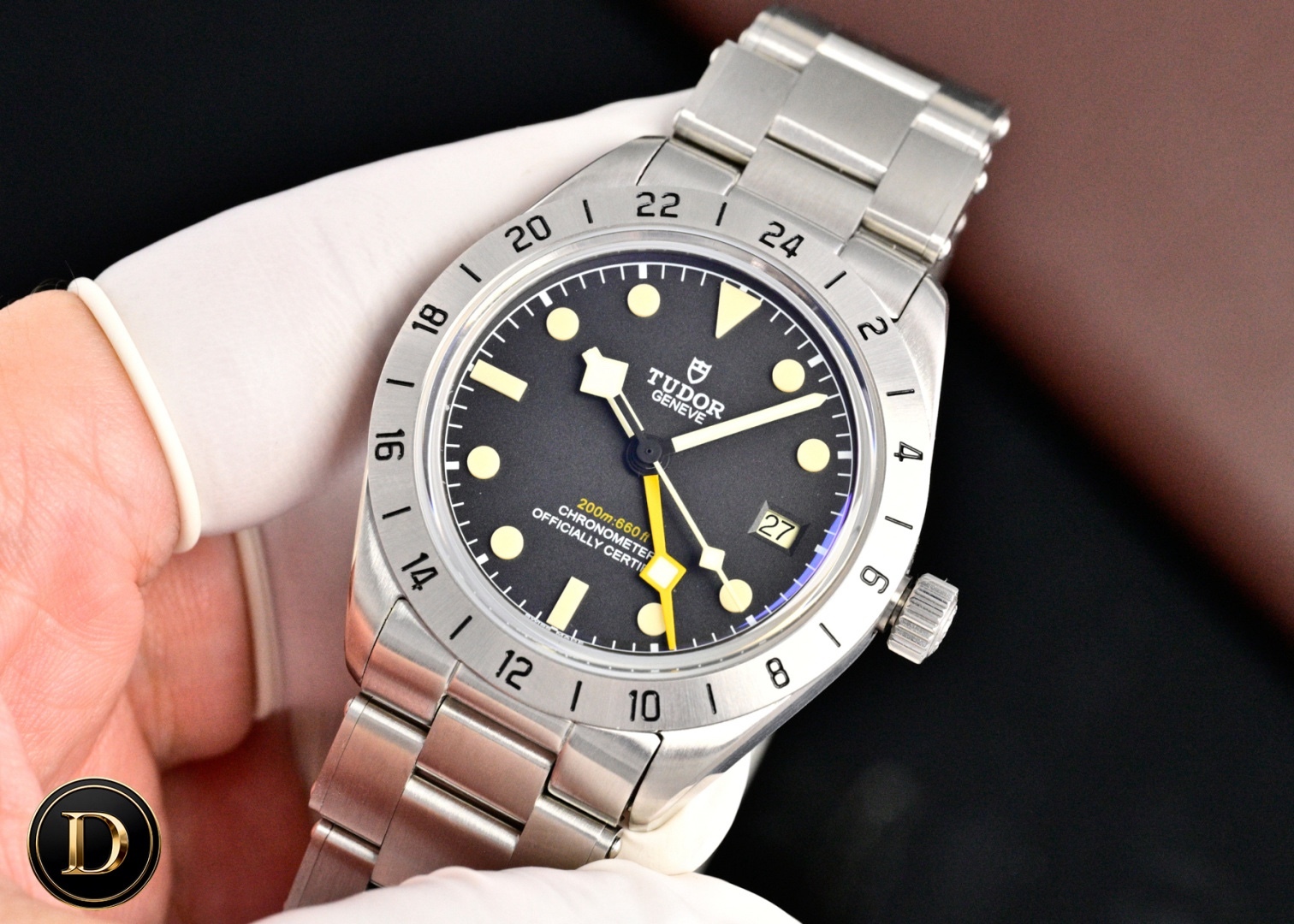 新品—TD帝舵碧灣專業型79470—以時光為翼，赴天地之約。
1)正品開模的39MM精鋼表殼兼具磨光和磨砂質感，鉚釘精鋼錶帶復刻1950年經典設計，T-fit快速調節帶扣可無工具微調8毫米長度，承載著專業功能的同時，延續著碧灣系列的經典輪廓，而恰到好處的尺寸適配多數手腕。
2)蛋白色或啞光黑色盤面各有風情，一體成型的立體陶瓷時標填充Super-LumiNova®夜光物料，搭配帝舵標誌性的黃色“雪花”指針，稜角分明的設計既是1969年經典元素的傳承，也讓讀時清晰直觀.磨砂鋼質24小時固定外圈質感溫潤，