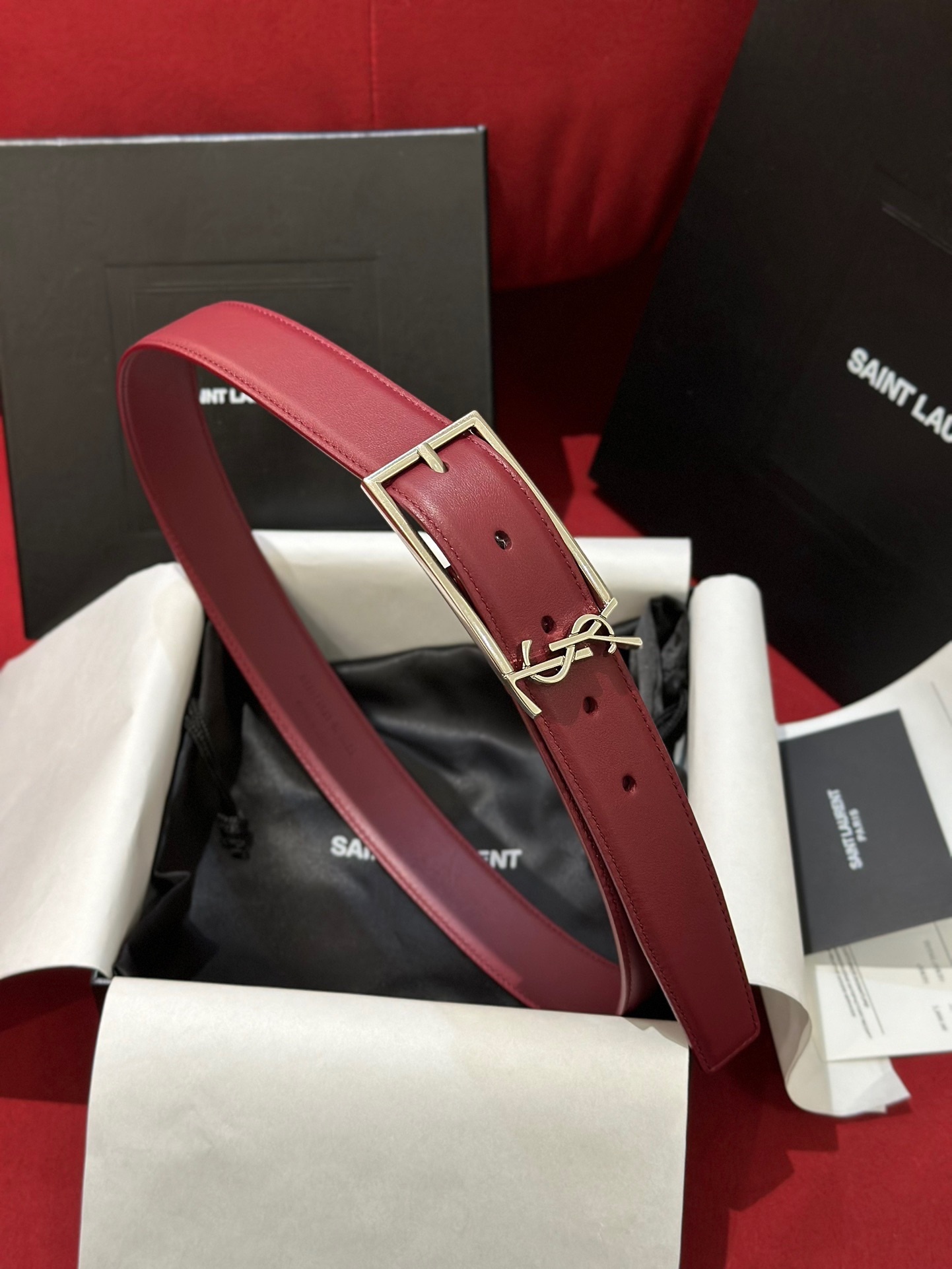 新款聖羅蘭 YSL
這款女款腰帶復古精工金屬扣將復古風與現代時尚相融合，呈現的恰到好處，時尚標配青睞有加，每針每一線都非常精緻，雙面頂級牛皮材質，搭配頂級黃銅針扣寬度3.0