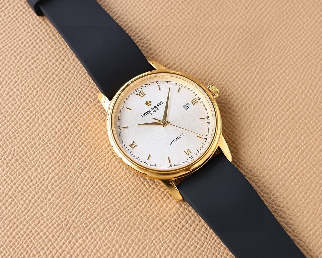 
推出最新款式百達翡麗PATEK PHILIPPE高版本高級自動腕表！男士腕表➡簡單不失大氣  40mm表徑，316精鋼表殼，搭載原裝全新進口8215全自動機械機芯（零返修），耐磨抗刮藍寶石玻璃，進口意大利🇮🇹橡膠帶，原裝品質針扣，具備超強防水功能👍 復古風格，恆久魅力，高檔奢華，紳士必備🔥AD出品 精品不斷🔥