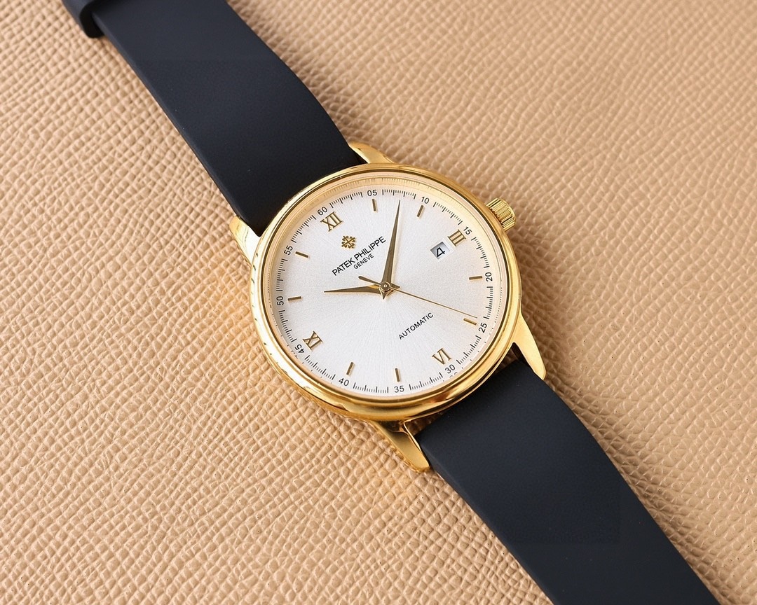 
推出最新款式百達翡麗PATEK PHILIPPE高版本高級自動腕表！男士腕表➡簡單不失大氣  40mm表徑，316精鋼表殼，搭載原裝全新進口8215全自動機械機芯（零返修），耐磨抗刮藍寶石玻璃，進口意大利🇮🇹橡膠帶，原裝品質針扣，具備超強防水功能👍 復古風格，恆久魅力，高檔奢華，紳士必備🔥AD出品 精品不斷🔥