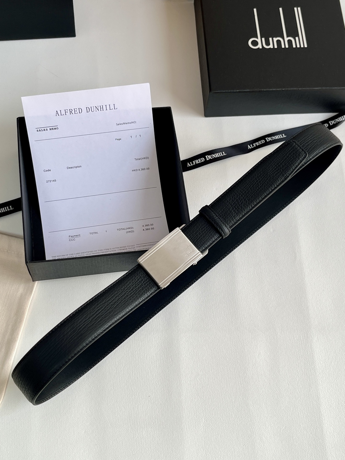 登喜路（Dunhill）是一家英國倫敦的男士奢侈品牌。皮帶以其精湛的工藝和經典的設計，成為男士配飾中的精品。皮帶的質感好、耐用性強，商務休閒百搭款！