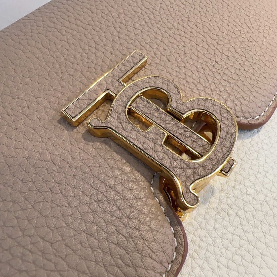 B家最新版型立挺的「TB 專屬標識鎖扣包」，選用意大利鞣制粒紋皮革打造，搭配緝明線設計，鎖扣裝飾 TB專屬標識，可肩背、斜背或打造手拿包造型。
21 x 6 x 16cm❤️型號3311