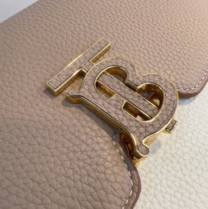 B家最新版型立挺的「TB 專屬標識鎖扣包」，選用意大利鞣制粒紋皮革打造，搭配緝明線設計，鎖扣裝飾 TB專屬標識，可肩背、斜背或打造手拿包造型。
21 x 6 x 16cm❤️型號3311