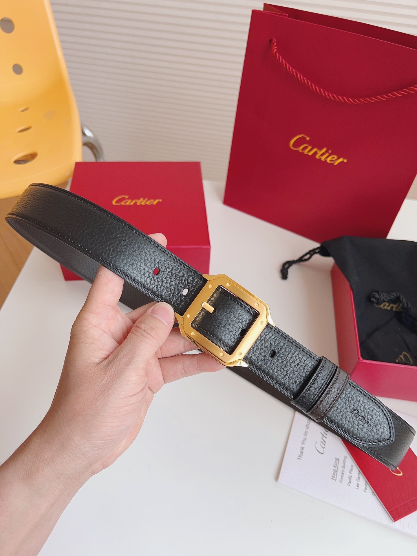 
Cartier（卡地亞）憑借匠心傑作展現與眾不同的美感，融合精湛工藝與經典設計，演繹雋永風格；瀟灑不羈，果敢獨立！此款式易搭配服飾；休閒正裝兩相宜。皮帶寬度：35mm
