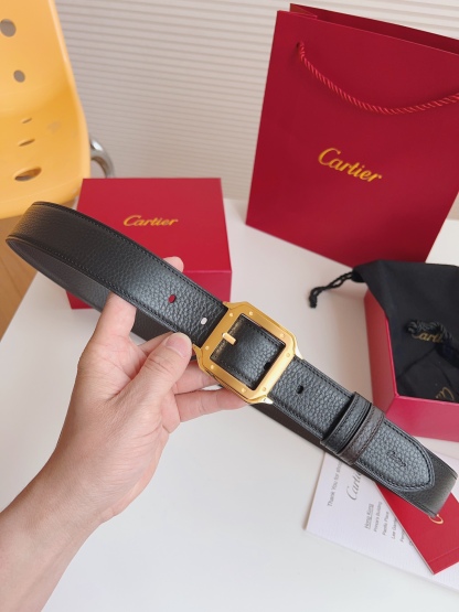
Cartier（卡地亞）憑借匠心傑作展現與眾不同的美感，融合精湛工藝與經典設計，演繹雋永風格；瀟灑不羈，果敢獨立！此款式易搭配服飾；休閒正裝兩相宜。皮帶寬度：35mm