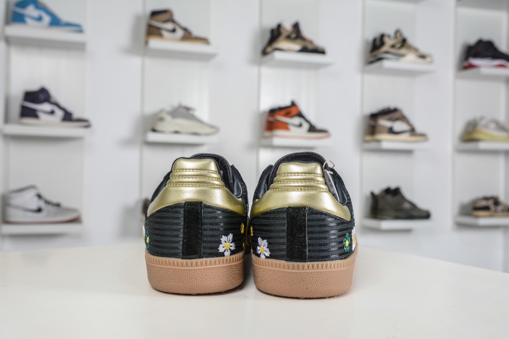 adidas originals SAMBA OG W 此款鞋延續了橡膠外底和經典款式的傳統。
貨號：IH1331
Size：35 36 36.5 37 38 38.5 39 40 40.5 41 42 42.5 43 44 44.5 45