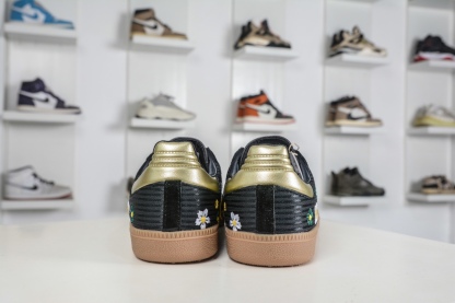 adidas originals SAMBA OG W 此款鞋延續了橡膠外底和經典款式的傳統。
貨號：IH1331
Size：35 36 36.5 37 38 38.5 39 40 40.5 41 42 42.5 43 44 44.5 45