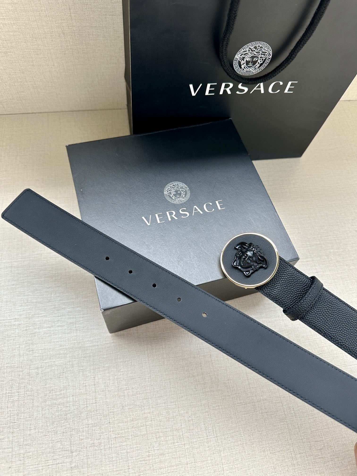 寬度4.0cm VERSACE （範思哲）此款柔軟的皮帶飾3D美杜莎腰帶扣，可搭配正裝或休閒牛仔裝。