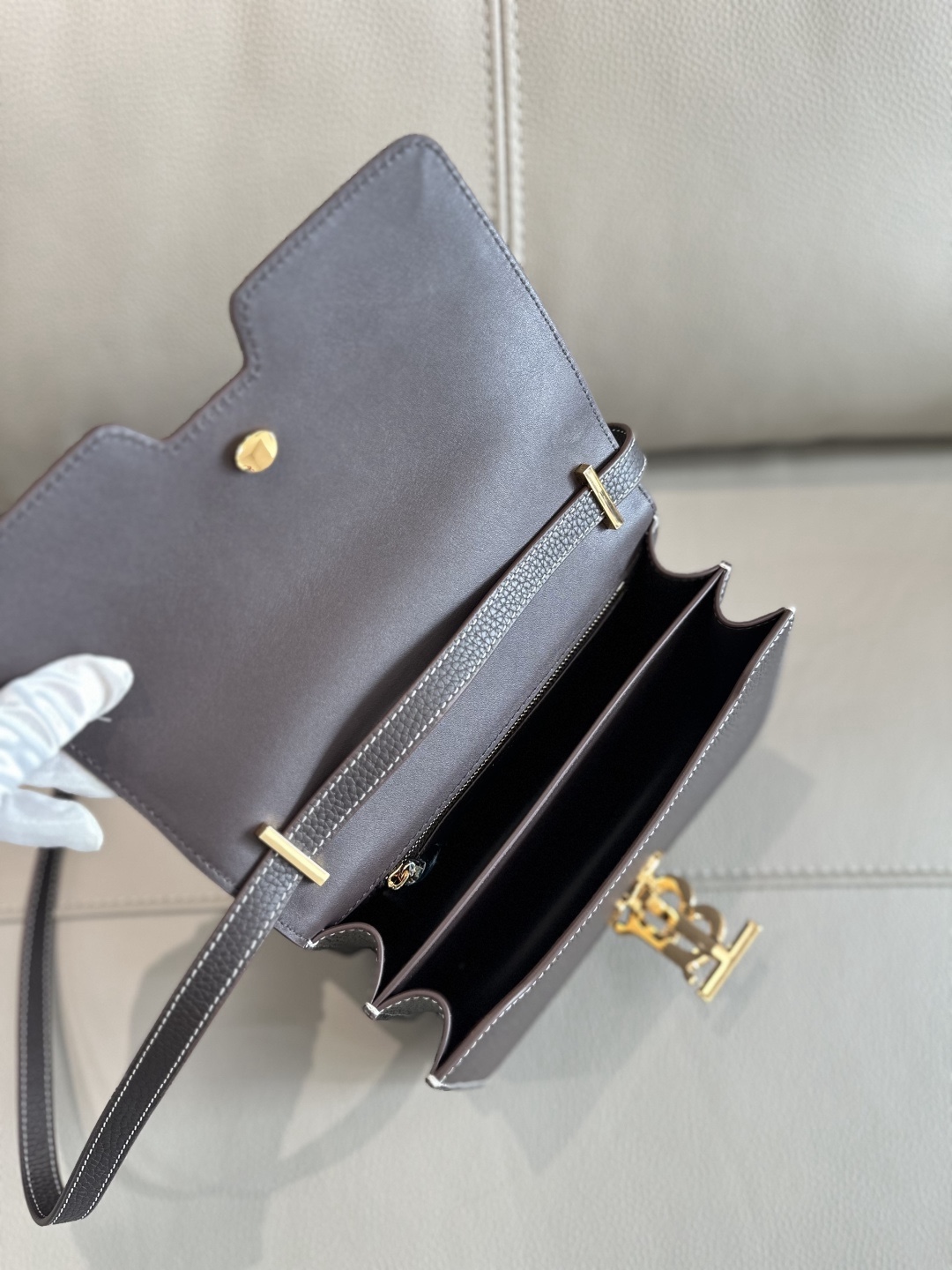 0  B家最新版型立挺的「TB 專屬標識鎖扣包」，選用意大利鞣制粒紋皮革打造，搭配緝明線設計，鎖扣裝飾 Thomas Burberry 靈感專屬標識，可肩背、斜背或打造手拿包造型。
21 x 6 x 16cm❤️型號3311