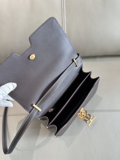 0  B家最新版型立挺的「TB 專屬標識鎖扣包」，選用意大利鞣制粒紋皮革打造，搭配緝明線設計，鎖扣裝飾 Thomas Burberry 靈感專屬標識，可肩背、斜背或打造手拿包造型。
21 x 6 x 16cm❤️型號3311