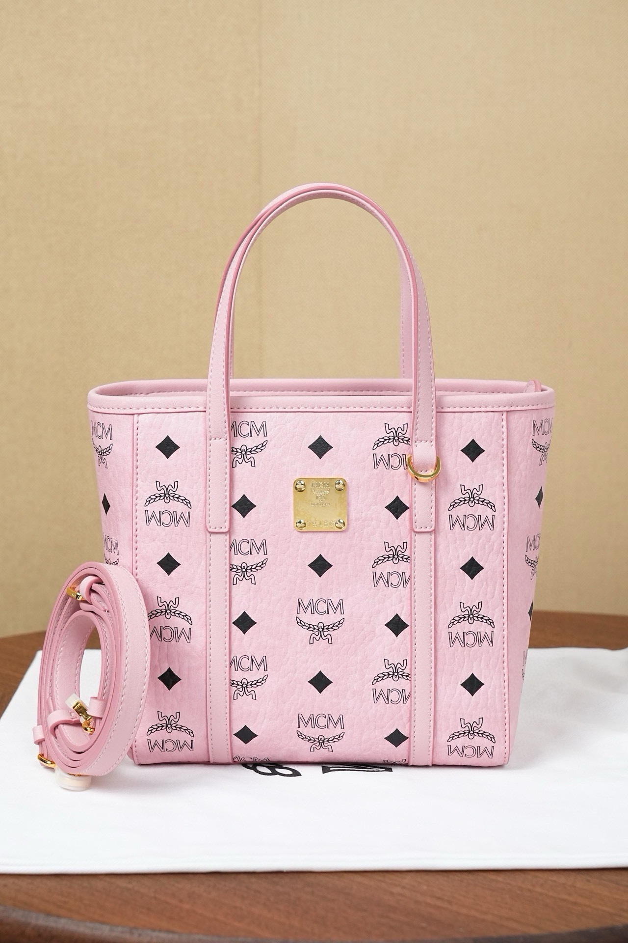 𝗠𝗖𝗠 𝗧𝗼𝗻𝗶 𝗩𝗶𝘀𝗲𝘁𝗼𝘀 𝗠𝗶𝗻𝗶
🆕桃花粉購物袋菜籃子

·Cp獨家®️桃花粉老花滿印
🉑️單肩🉑️斜挎 官網同步在售新版！
超級經典的菜籃子！搭配、日常、功能性、性價比都是決絕子！非常好的一款包。傳承經典設計 多種背法選擇 簡單大氣 實用性非常高。

型號：MWPFSMT06PZ
尺寸：19*9.5*18.5cm
肩帶：98-114cm/可拆卸
把手：垂長10cm
顏色：桃花粉