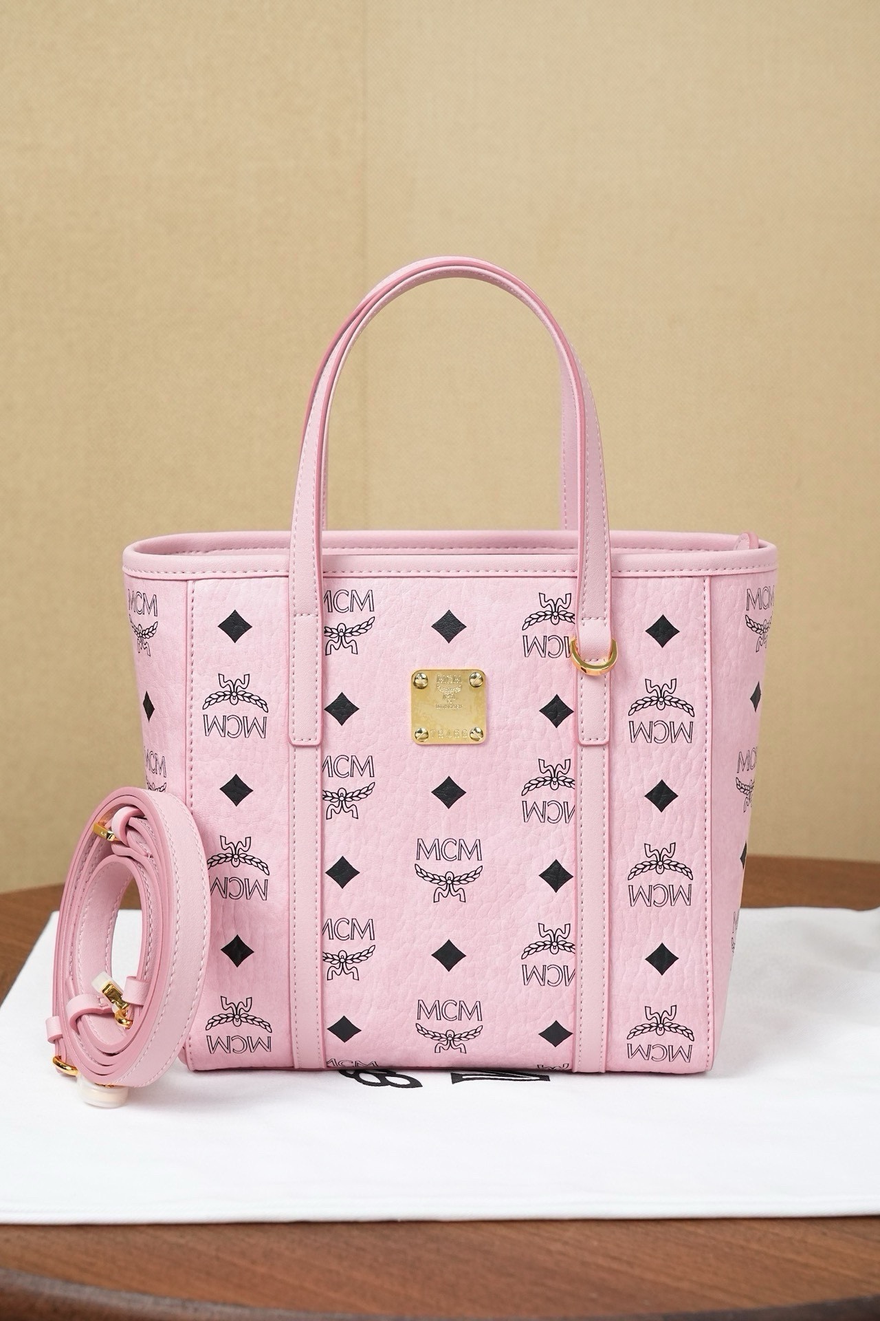 𝗠𝗖𝗠 𝗧𝗼𝗻𝗶 𝗩𝗶𝘀𝗲𝘁𝗼𝘀 𝗠𝗶𝗻𝗶
🆕桃花粉購物袋菜籃子

·Cp獨家®️桃花粉老花滿印
🉑️單肩🉑️斜挎 官網同步在售新版！
超級經典的菜籃子！搭配、日常、功能性、性價比都是決絕子！非常好的一款包。傳承經典設計 多種背法選擇 簡單大氣 實用性非常高。

型號：MWPFSMT06PZ
尺寸：19*9.5*18.5cm
肩帶：98-114cm/可拆卸
把手：垂長10cm
顏色：桃花粉