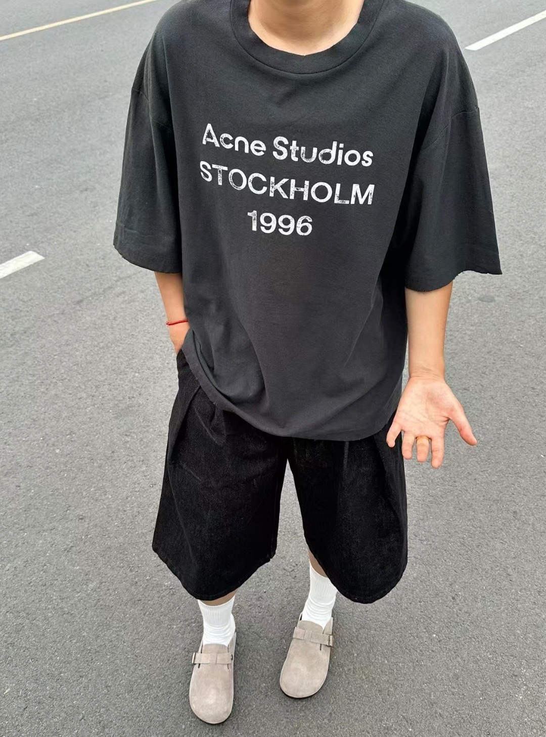 🔝Acne Studios 26SS 1996字母印花短袖T恤
面料是定制定染的32支220g原版雙紗棉，胚布經過高盂環保染色，裁大貨前還要進行高溫環縮水，降低縮水率的同時使得手感更柔軟舒適，印花方面必須五層膠漿，第一遍必須為進口打底漿，填平布料上極為細小的線洞，再由高溫床烤乾再劇頗色，採用油墨因熱平網印花，一共刷五層，每一層間隔為時間為30分鐘，才能保證出來的成品保持原版的質感，全套開發輔料
尺碼：S-XL