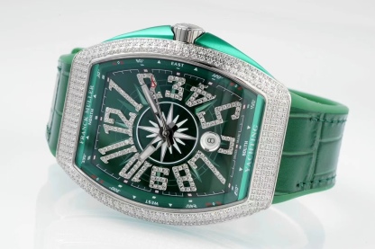 ABF最高品質 綠遊艇 新款到貨 Franck Muller 法蘭克穆勒 Vanguard Yachting V45遊艇系列 44x54 mm
1.表殼100%原版開模 特別是三明治結構表殼 中間內側 藍色的側槽和把頭位置凸出來的藍色耳位 更是使表殼的製作過程更加困難 然後歷時10個多月經過多次初版校對 終於研發製作成功 完全採用316精鋼製作 而非市場低成本的塑膠模具 
2.本版本V45綠色遊艇字面 真法郎字丁 都是採用原裝1：1高度的數字凹邊內法郎烤真丁 成本高 製作複雜 良品率低 字面下層有放大鏡