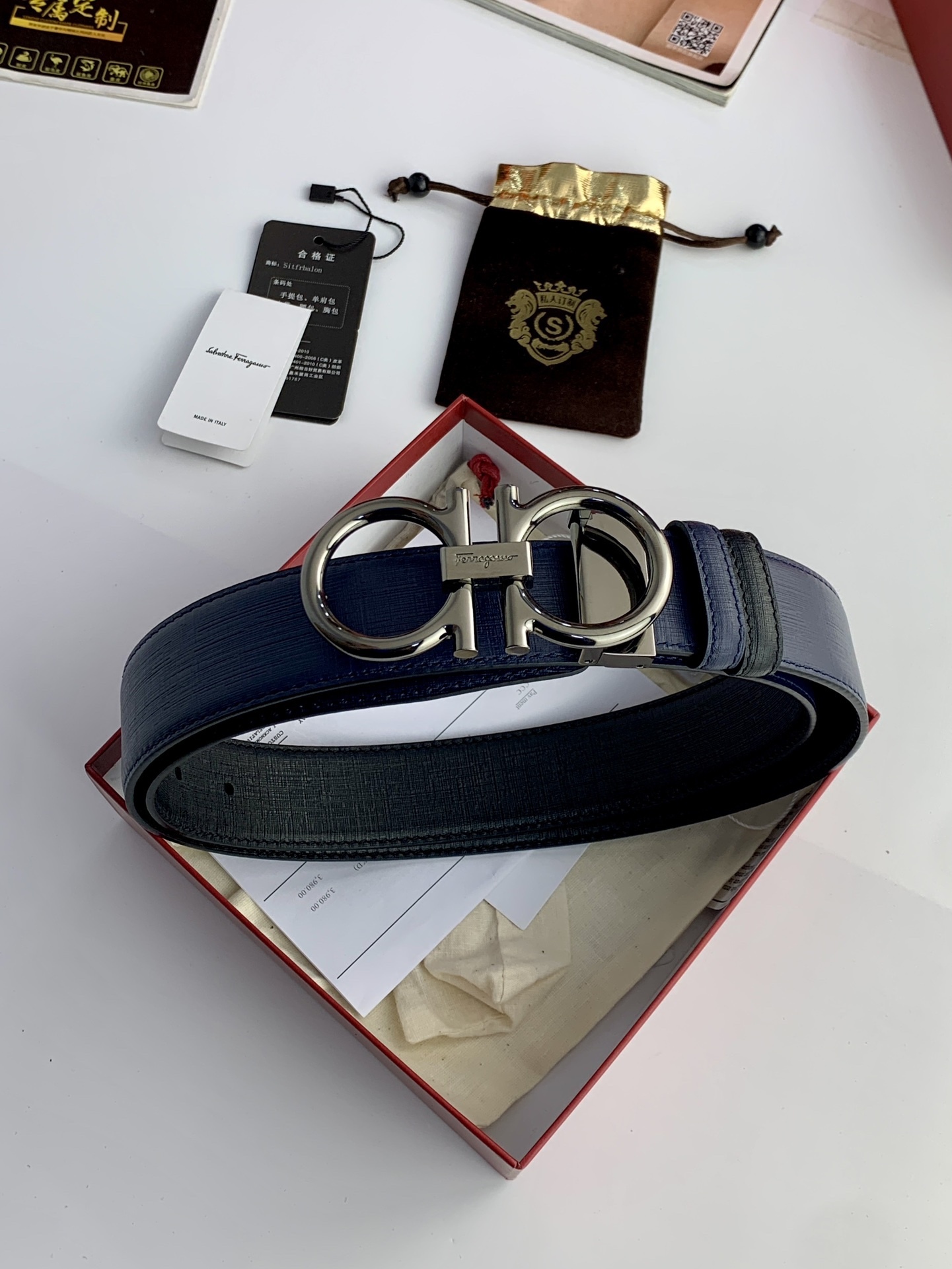 〖F家〗這款皮帶採用雙面小牛皮，搭配純銅八字扣，打造高雅考究的造型。寬3.5cm，長度可調節，達到量身定制般的修身效果。