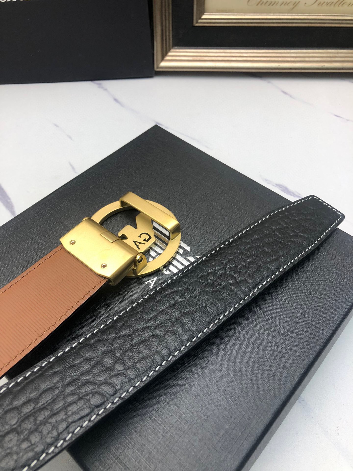 阿曼妮：原單頭層牛皮大象皮紋面，內襯頭層小牛皮底，搭配原單自動扣，可裁剪的自動帶，此款腰帶面雙採用意大利原定廠制進口牛皮帶身 ，對專版櫃足寬3.5