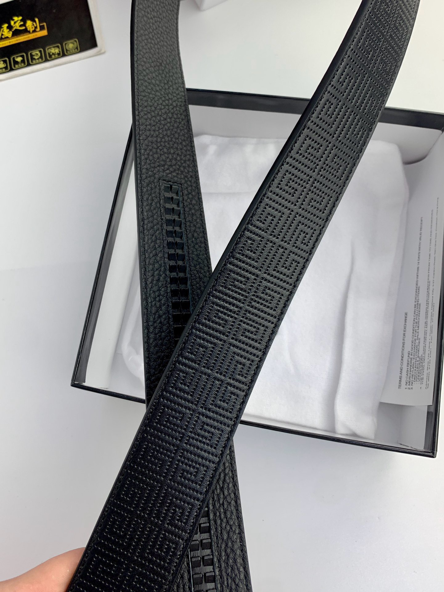 【紀梵希】新款男士 頭層小牛皮黑色壓花腰帶，內襯荔枝紋底，寬38毫米.搭配不鏽鋼經典4G自動扣.商務服裝造型的完美搭配。永恆經典！