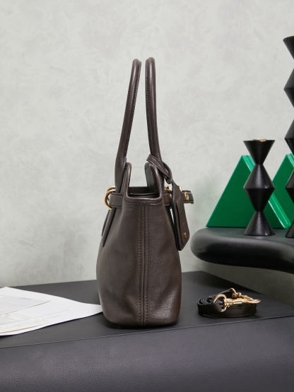 Aventure包袋展现出简约随性的魅力。重新诠释经典线条，这款柔软的Nappa变体展现出多功能和实用的态度，并通过精致独特的细节得到提升。aventure nappa皮革手袋灵感源自miu典藏设计，结构经过调整，变得更加轻便，焕发全新个性，饰以压花字母徽标，增添标志性元素，复古金色五金配件，亚麻混纺衬里，配拉链口袋和贴袋，长手腕适合用作手提或单肩