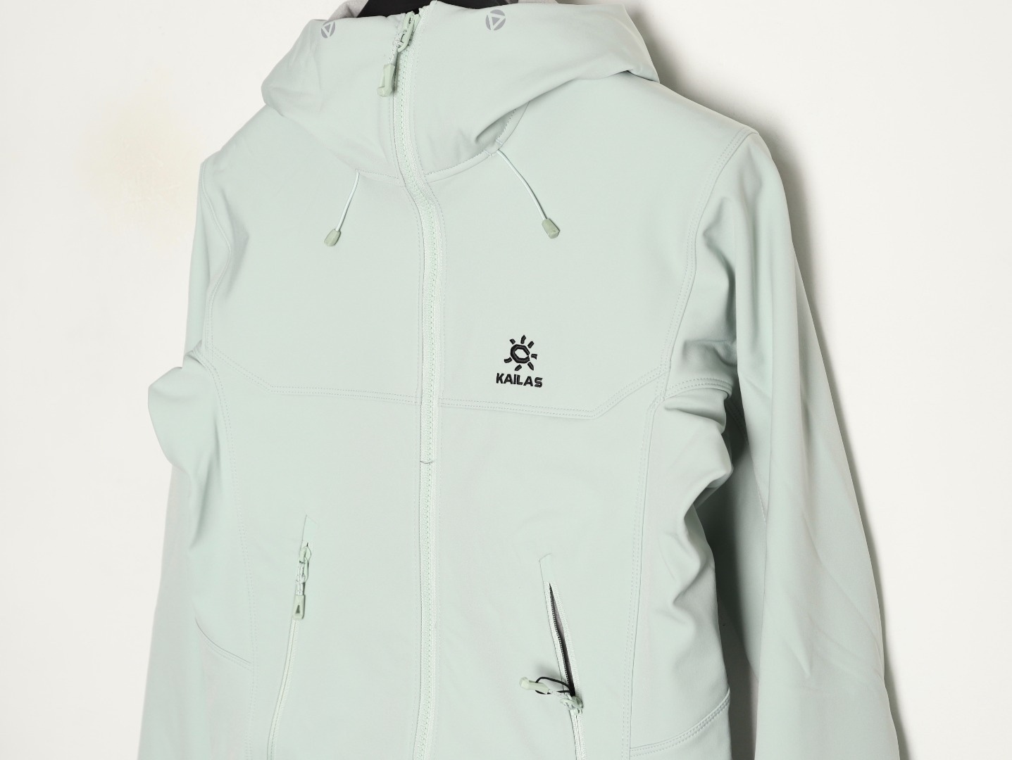 🔝KAILAS 凯乐石 M8 IC 运动户外登山徒步防风防泼保暖透气薄绒软壳拉链外套

某物在售同款 市面最好的货！ 全身压胶工艺 内里薄绒与鸟家伽马MX版型做工设计基本一致！

kailas自研科技面料 外层防风防水防冰内里采用中空保暖面料 立体薄绒 轻盈亲肤 保暖透气 有效抵挡在户外遇到的任何情况！ 前胸贴合口袋压胶 腋下一整片裁片的平车走线加压胶工艺 防止湿气冷气入侵的时候 衣服表面更加平整 大厂精湛做工 无可挑剔！
 3D风雪帽加中高帽领的设计 更有效防护颈部脸部冷风灌入且不遮挡视线