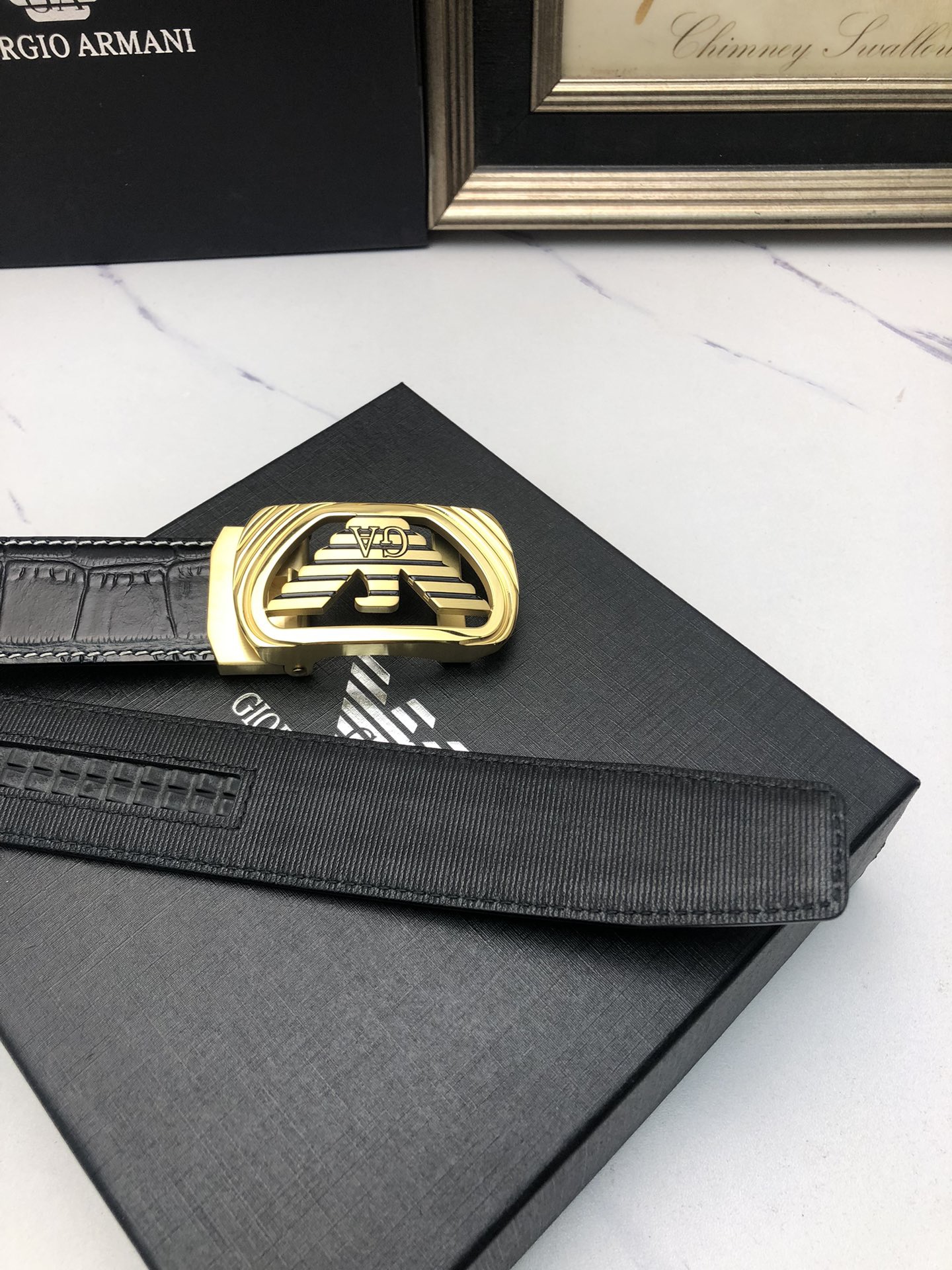 阿曼妮：原單頭層牛皮鰐魚紋面，內襯頭層小牛皮底，搭配原單自動扣，可裁剪的自動帶，此款腰帶面雙採用意大利原定廠制進口牛皮帶身 ，對專版櫃足寬3.5