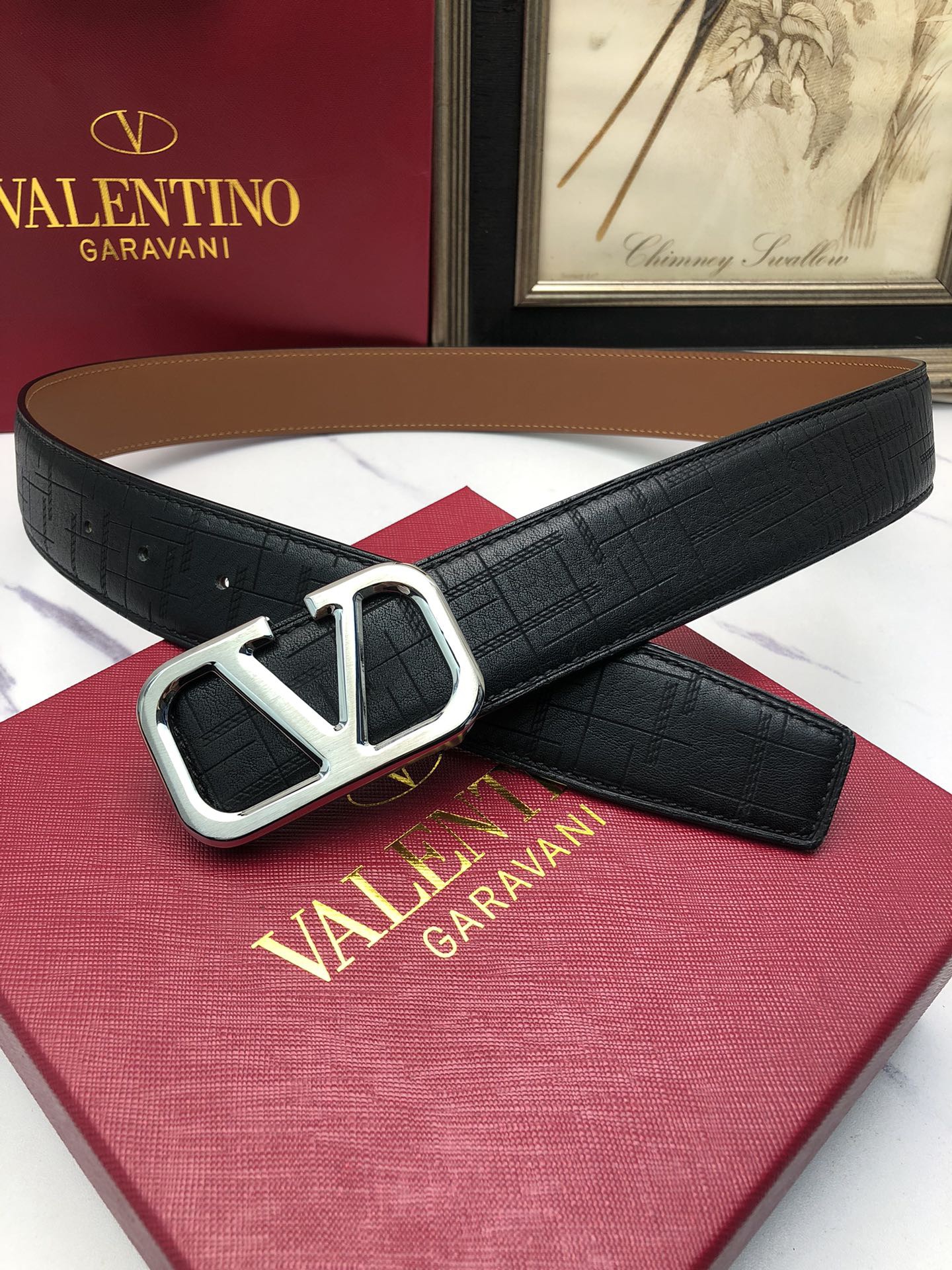 華倫天奴：原單頭層小牛皮燙印花紋，內襯平紋牛皮底，營造織紋外觀。飾以標誌原單扣。專櫃寬度4.0