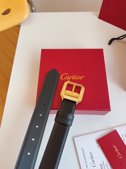 
Cartier（卡地亞）憑借匠心傑作展現與眾不同的美感，融合精湛工藝與經典設計，演繹雋永風格；瀟灑不羈，果敢獨立！此款式易搭配服飾；休閒正裝兩相宜。皮帶寬度：35mm