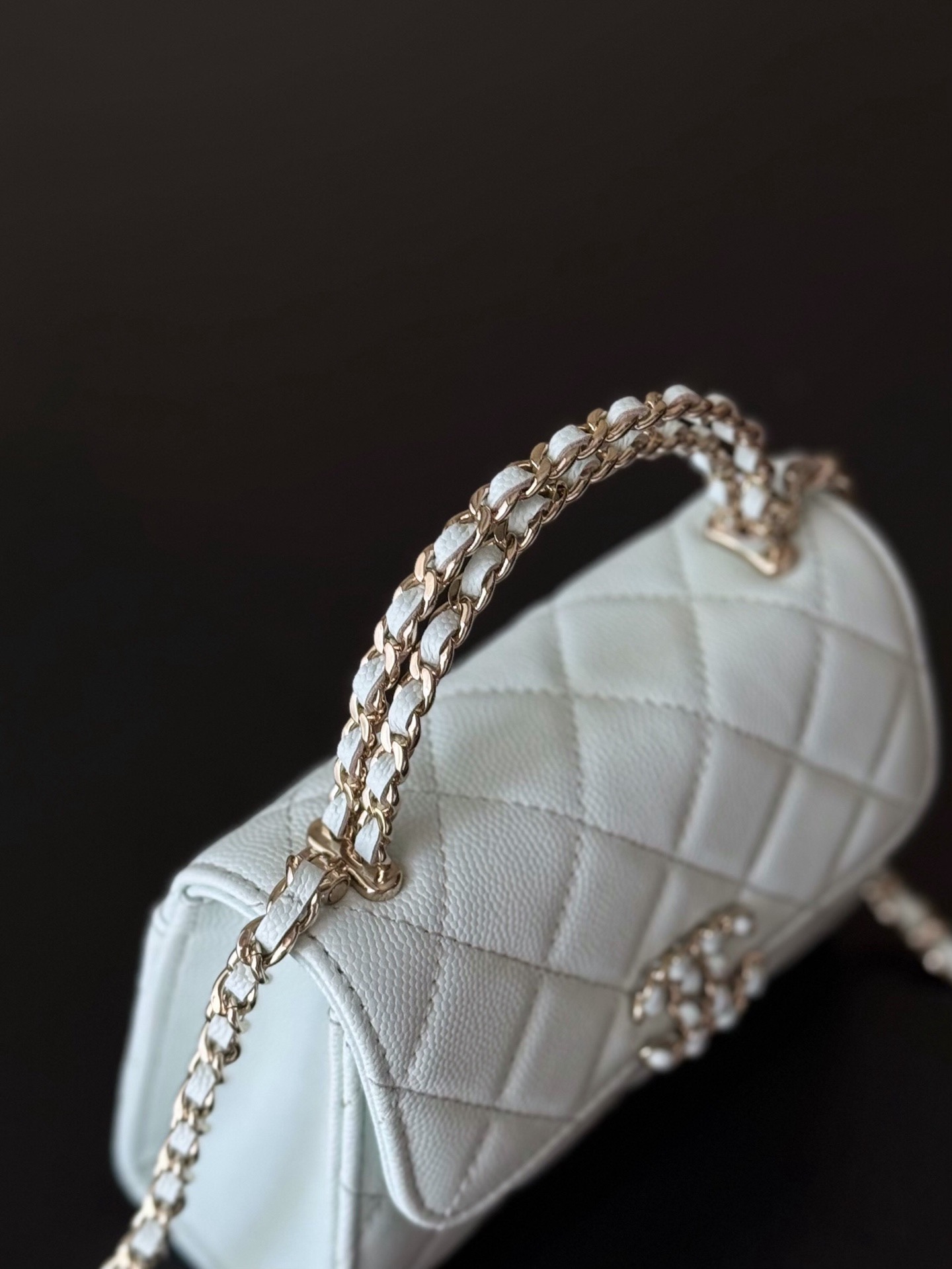 Chanel 25S 新款本季 最火的小球牛皮Kelly 手柄包
這顆絕對是黑馬
第一眼看到就深深愛上💕
顏值不必說 直接閉眼入不會錯
很好打理 也是百搭型
實現了單背斜挎腋下背手拎的效果📷
簡直就是福音〰️
很精緻 值得珍藏🔝

五金：全鋼18K淺金
皮料：獨家Haas小牛皮
尺寸：𝟏𝟒.𝟓*𝟏𝟏.𝟓*𝟓.𝟓 𝚌𝚖
型號：AS3237