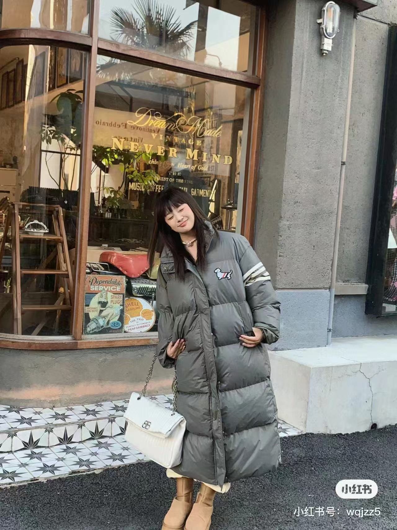 THOM BROWNE/湯姆布朗TB 四槓小狗長款羽絨服
採用進口90鴨絨填充 內外里加雙層內膽不會跑毛 高密度防風抗寒功能性面料 手感柔軟舒適  工藝更是精湛 嚴防鑽絨 採用國際先進的真空充絨技術 增加空氣隔層 不損傷羽線 能保持羽原有的柔軟性、彈性及手感 將羽絨的保暖性發揮到最佳！
N Size：S-M