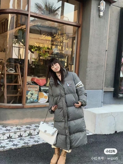 THOM BROWNE/湯姆布朗TB 四槓小狗長款羽絨服
採用進口90鴨絨填充 內外里加雙層內膽不會跑毛 高密度防風抗寒功能性面料 手感柔軟舒適  工藝更是精湛 嚴防鑽絨 採用國際先進的真空充絨技術 增加空氣隔層 不損傷羽線 能保持羽原有的柔軟性、彈性及手感 將羽絨的保暖性發揮到最佳！
N Size：S-M