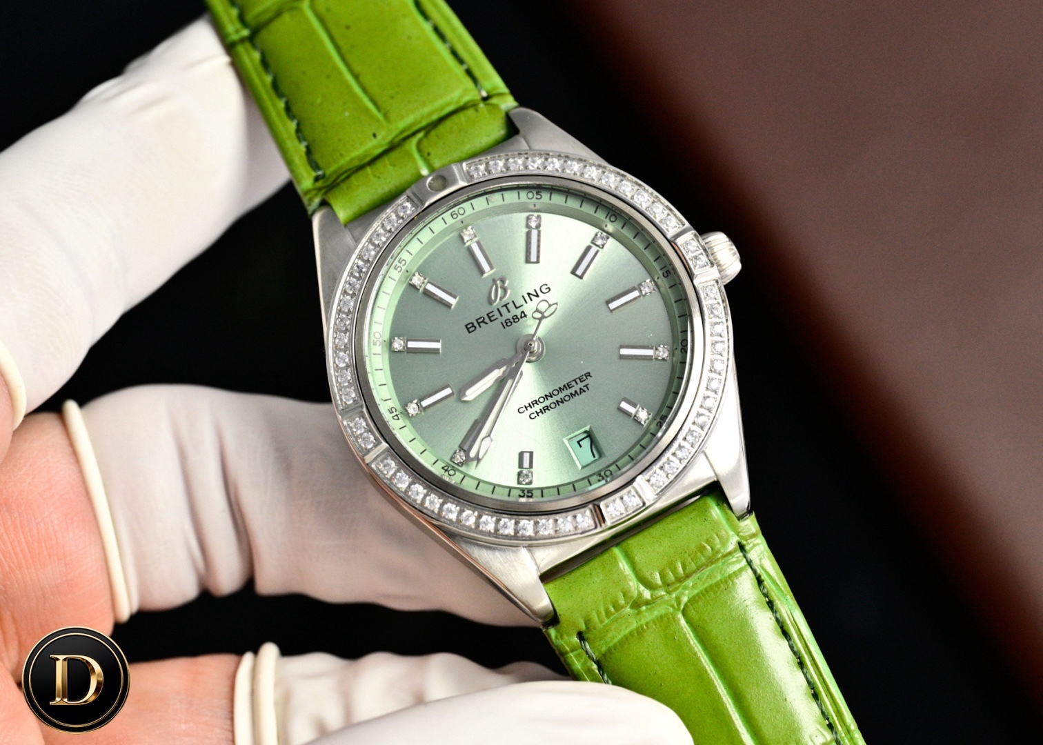 百年靈新款橫空出世（推出新高度）
全新百年靈機械計時腕表-南海膠囊系列
(chronometer Automatic 36mm)特別版
1⃣️現代復古風格讓您在人群中脫穎而出，打破沈悶，有溫度又不失浪漫！
2⃣️這款優雅的現代復古靈感腕表適合想在人群脫穎而出的女士。（男士也可佩戴，膠囊系列市面最薄的中性款。）
3⃣️融合優異性能和造型美感，時尚而優雅，適合各種場合，多種金屬表殼可供選擇，同時也有鑲嵌彩色寶石鑽，從炫酷的精鋼材百搭雙色間金乃至豪華紅金，一應俱全，時標和多姿多彩錶盤。
