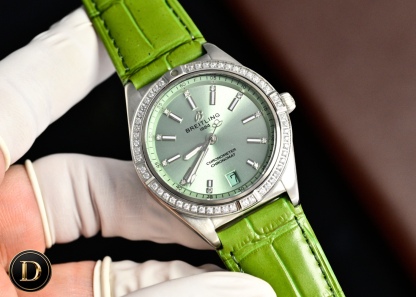 百年靈新款橫空出世（推出新高度）
全新百年靈機械計時腕表-南海膠囊系列
(chronometer Automatic 36mm)特別版
1⃣️現代復古風格讓您在人群中脫穎而出，打破沈悶，有溫度又不失浪漫！
2⃣️這款優雅的現代復古靈感腕表適合想在人群脫穎而出的女士。（男士也可佩戴，膠囊系列市面最薄的中性款。）
3⃣️融合優異性能和造型美感，時尚而優雅，適合各種場合，多種金屬表殼可供選擇，同時也有鑲嵌彩色寶石鑽，從炫酷的精鋼材百搭雙色間金乃至豪華紅金，一應俱全，時標和多姿多彩錶盤。
