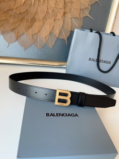 巴黎世家（Balenciaga）寬度3.0cm 是法國的奢侈品牌，作為時尚界最具影響力品牌之一的地位。設計師源於：都市時尚潮流獨特的設計風格，採用進口小牛皮製作；搭配純銅復古五金，使其更具魅力。值得擁有的百搭精品！