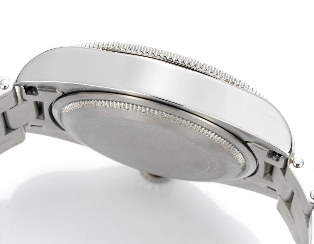 廠帝舵 TUDOR   碧灣系列對於帝舵來說，無疑是一個龐大的產品線，在今年推出了一隻全新的單色碧灣，以絕對的實力被認為是勞力士無歷黑水鬼的平替！今年推出的這只全新單色碧灣，也迎來了碧灣第三次制表科技和煥新美學風格上的革新。
1.新款碧灣迎來新的改革，升級夜光珠，而正品同步凹入式，搭配的是圓拱形藍寶石表鏡，更顯復古感📸 
2.腕表採用不鏽鋼材質打造表殼，經過精細的磨光與磨砂處理，呈現出獨特的質感和光澤度。同勞力士水鬼一樣，表殼採用41毫米尺寸，也是沿襲了“原版”碧灣的直徑，既適合日常佩戴，又能展現出腕